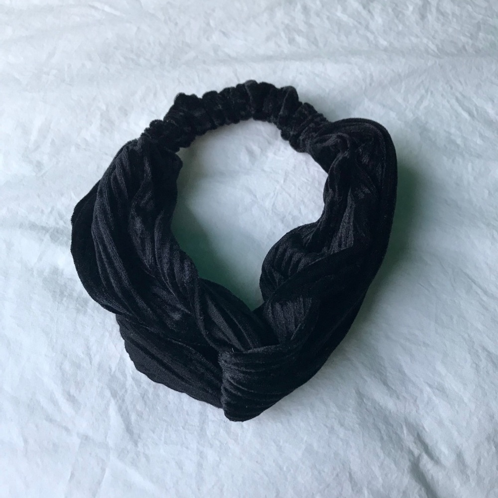 H&M Knotted Black “Velvet” Headband - Picture 3 of 4